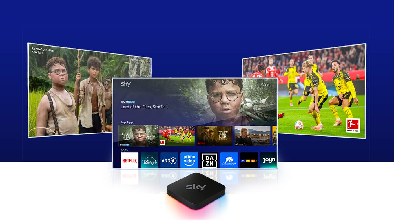 Sky Stream Box vor einem Fernseher, der das Sky Stream UI zeigt, versetzt dahinter zwei weitere Fernseher, die Inhalte von Sky zeigen.
