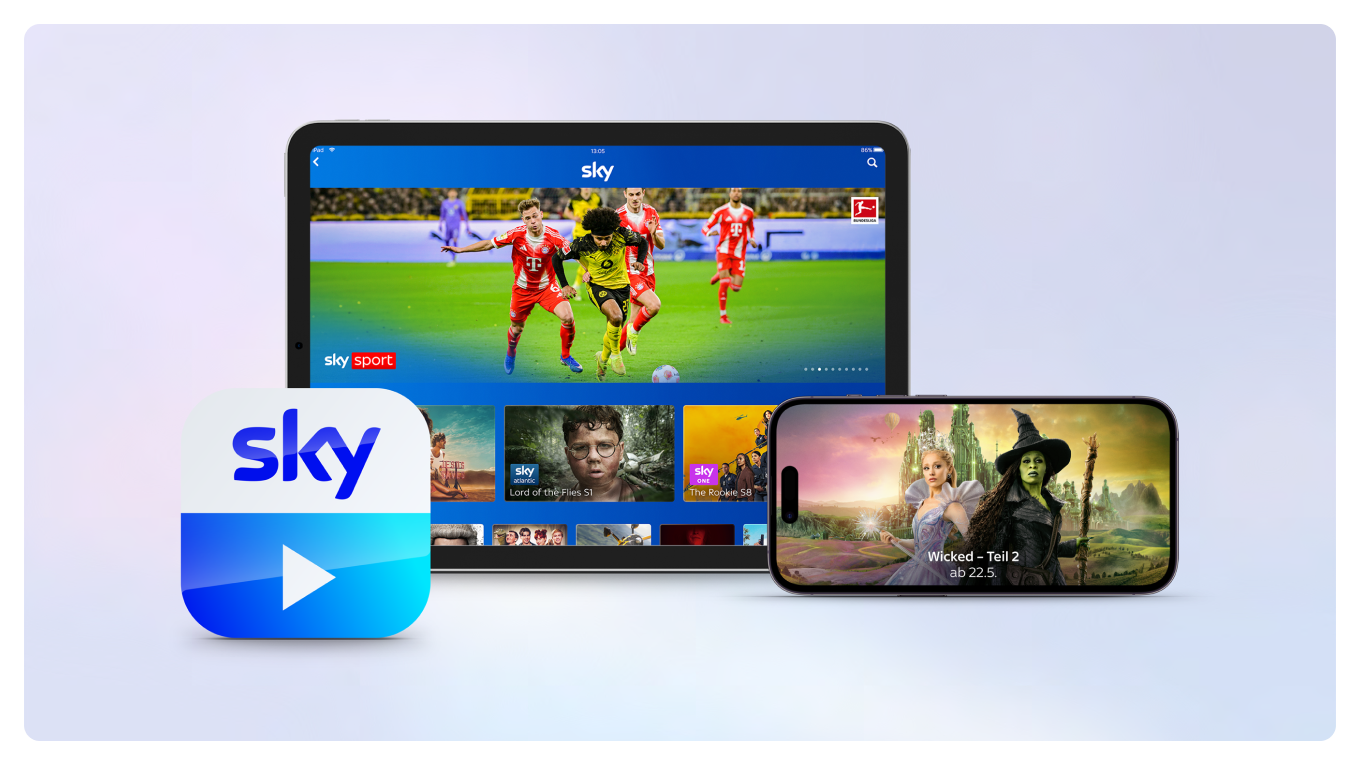 Ein Tablet mit der Sky Go UI, rechts davor ein Handy mit einem Sky-Inhalt und links davor das Sky-Go-Logo.