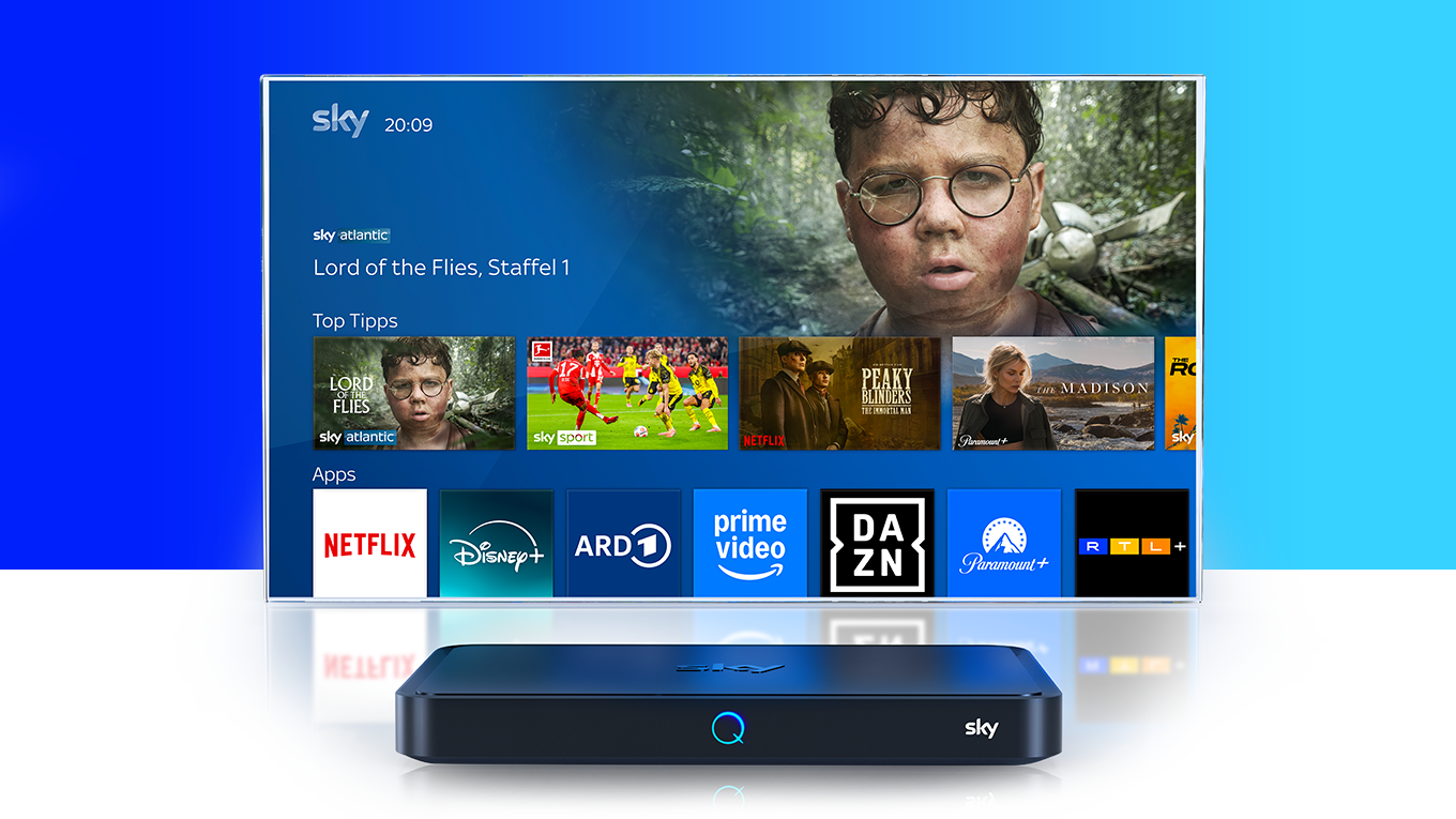 Sky Q Receiver vor einem Fernseher, der das Sky Q UI zeigt.