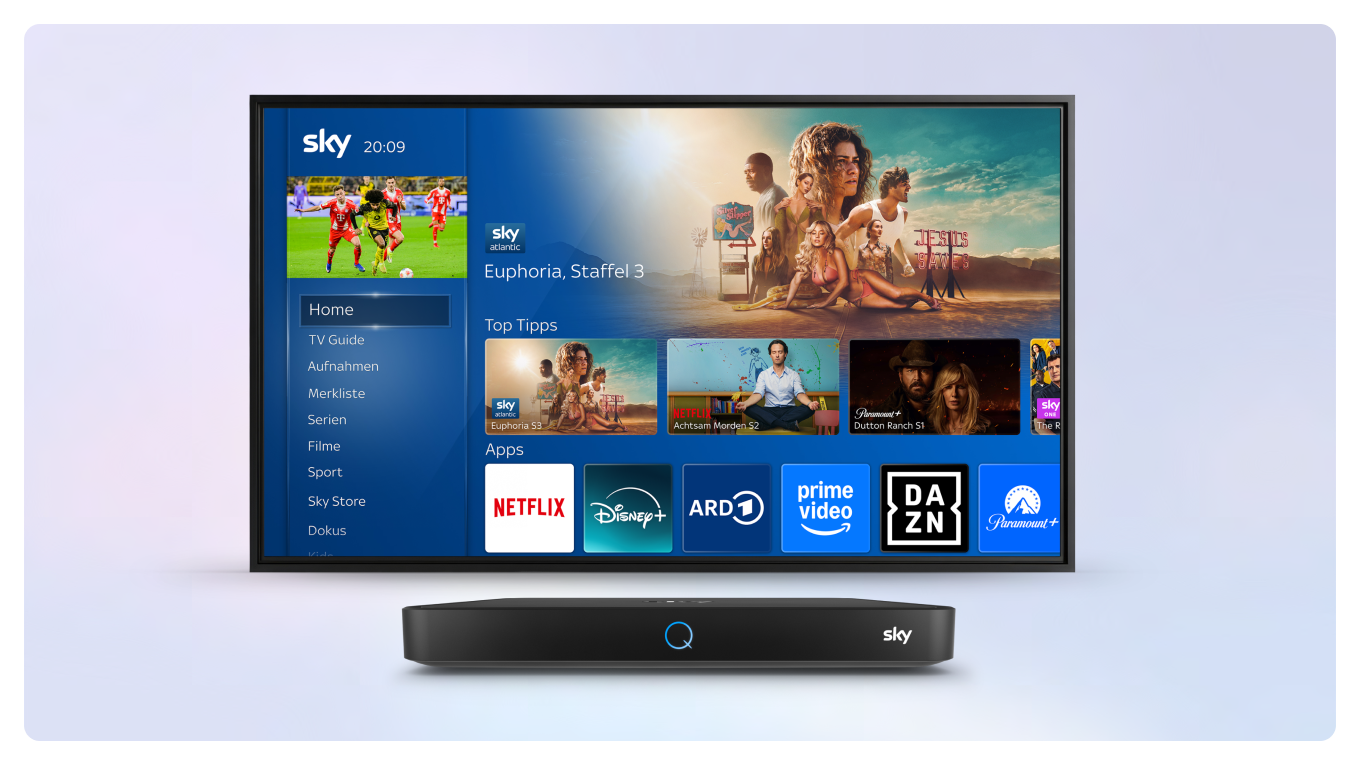 Sky Q Receiver vor einem Fernseher, der das Sky Q UI zeigt.